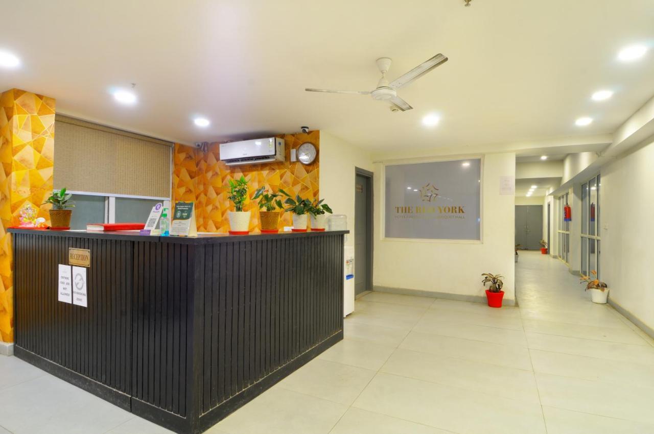 The Red York Hotell Ghaziabad Exteriör bild